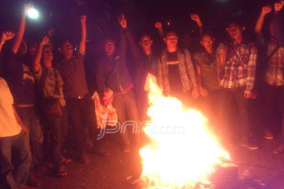 Protes Vonis Anas, Massa Pendukung Bakar-bakar Sampah - JPNN.COM