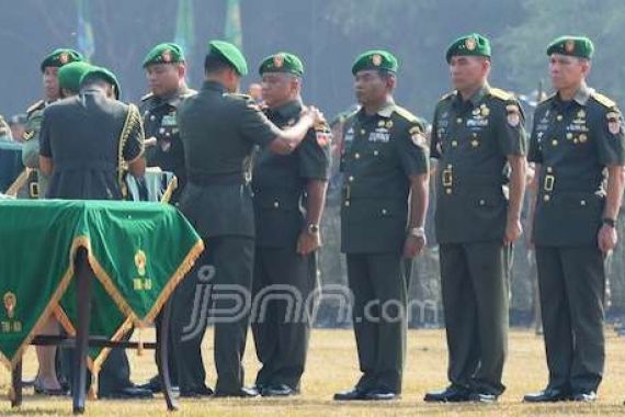 KSAD Serahkan Jabatan Pangkostrad ke Mulyono - JPNN.COM