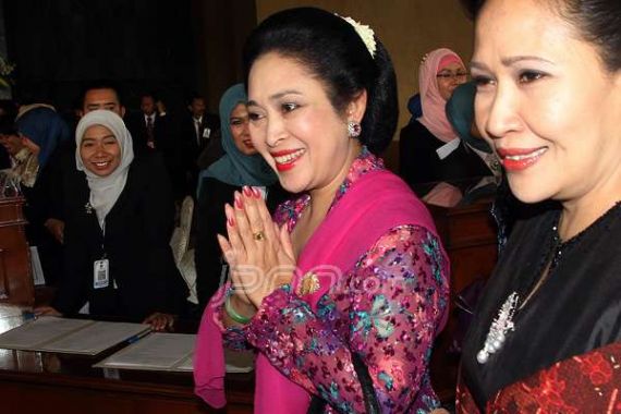 Dilantik, Titiek Soeharto Cantik dengan Kebaya Ibu Tien - JPNN.COM