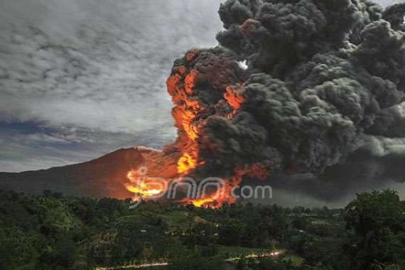 Abu Vulkanis Sinabung Selimuti Bandara KNIA - JPNN.COM