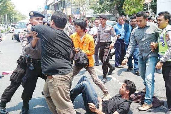 Polisi Mengamuk, Setrum Mahasiswa dan Pukuli Wartawan - JPNN.COM