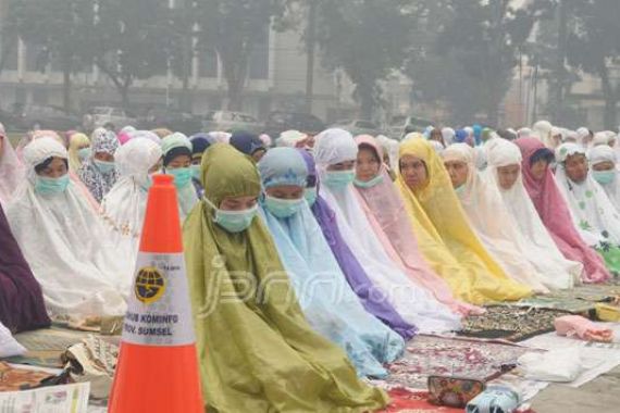 Sebelum Salat, Bagikan Masker - JPNN.COM