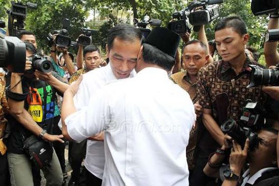 Prabowo Sambut Jokowi dengan Pelukan dan Cium Pipi - JPNN.COM