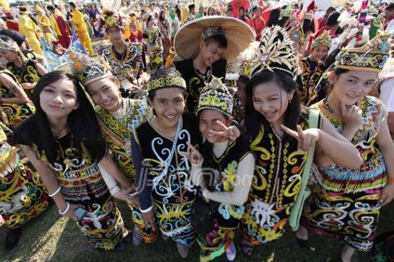 Pawai Budaya Meriahkan HUT ke-224 Kota Tanjung Selor - JPNN.COM