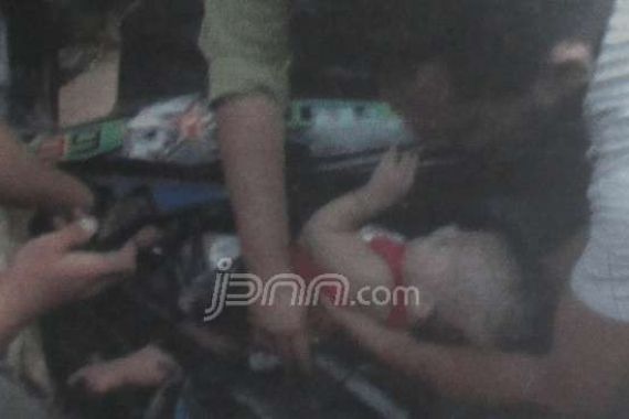 Motor Kecelakaan, Bayi Terjepit di Antara Roda dan Garpu Belakang - JPNN.COM