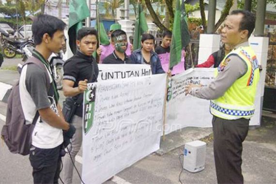 Dihadang Polisi, HMI Tetap Berdemonstrasi - JPNN.COM