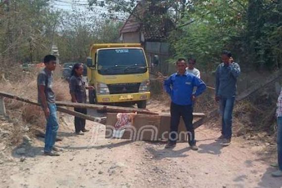 Kesal dengan Pengembang, Warga Blokir Jalan - JPNN.COM