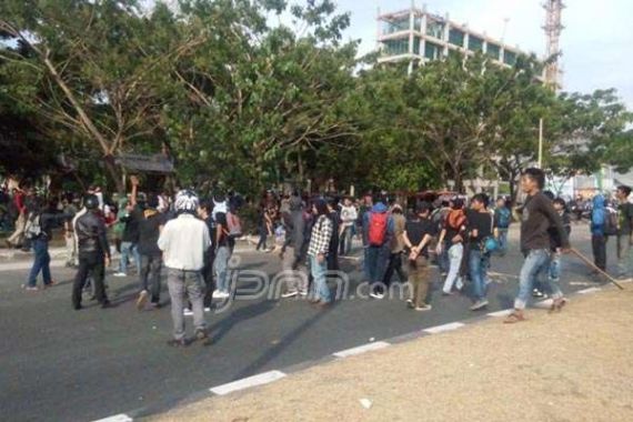 Di Makassar, Demo Tolak Kenaikan BBM Berujung Ricuh - JPNN.COM
