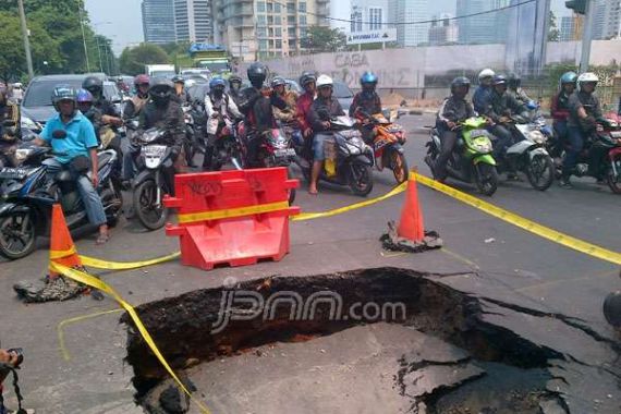 Aspal Ambles di Lampu Merah Arah Pejompongan - JPNN.COM