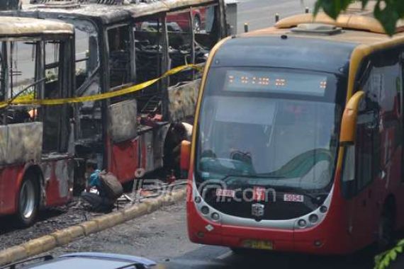 Jalur Bus Transjakarta Terhadang Aksi Buruh - JPNN.COM