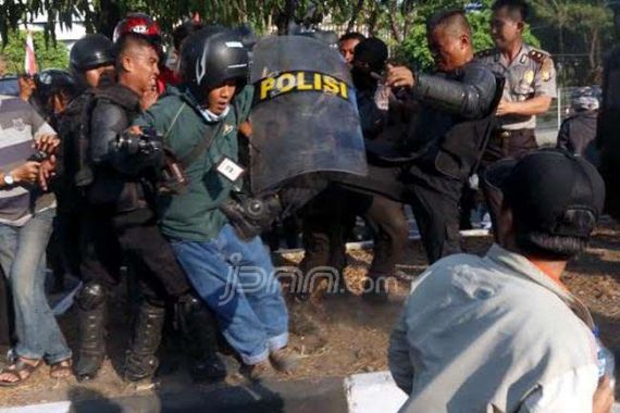 Polisi Bertindak Brutal, Pembantu Dekan UNM juga Ikut Dikejar - JPNN.COM