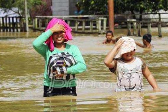 Banjir Terjang Ribuan Rumah Warga di Empat Kabupaten - JPNN.COM