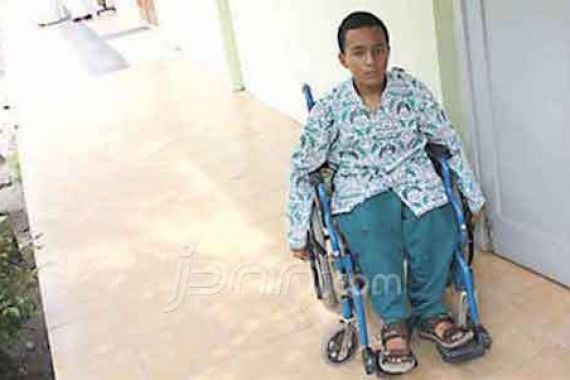 Kegigihan Edi Priyanto, Demi Cita-Cita Setiap Hari Tempuh 12 Km dengan Kursi Roda - JPNN.COM