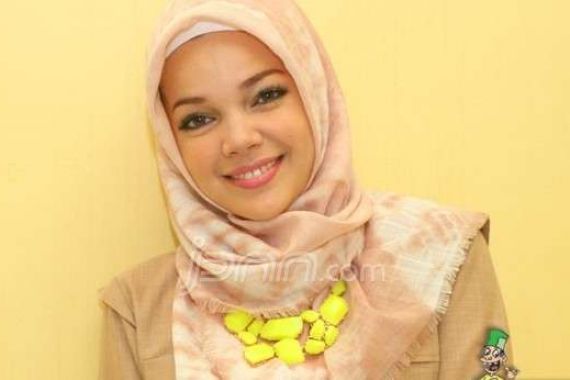 Dewi Sandra Pilih Hijab Simpel dan Kasual - JPNN.COM