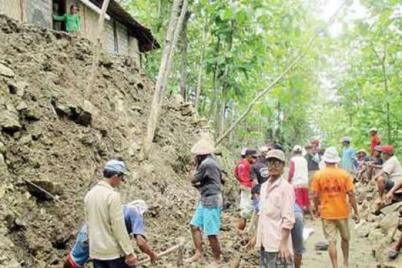 Longsor Terjang Rumah dan Jalan Desa di Kulonprogo - JPNN.COM