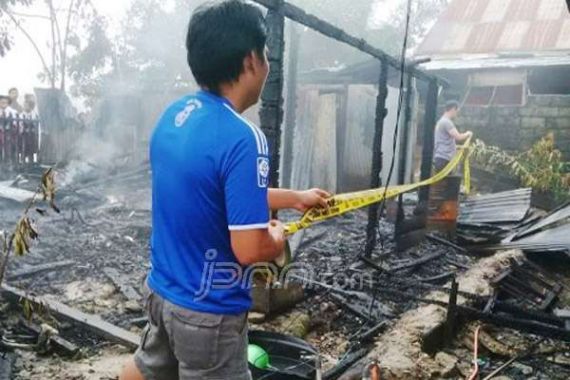 Rumah Terbakar, Janda Beranak Tiga Jatuh Pingsan - JPNN.COM