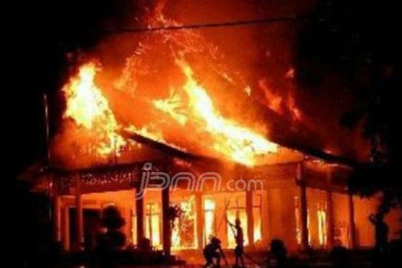 Rumah Jabatan Bupati Terbakar, Dua Warga Terluka - JPNN.COM