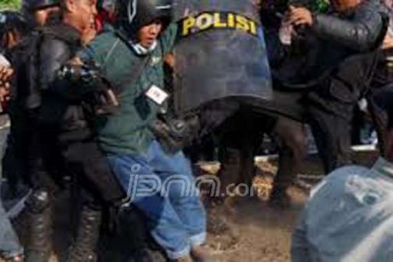 Aksi Brutal Polisi kepada Jurnalis Jadi Isu Internasional - JPNN.COM