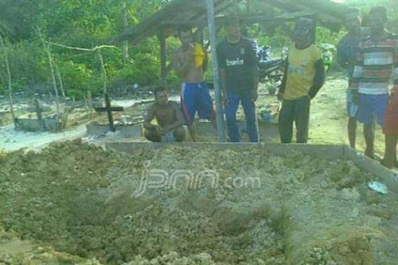 Kuburan Dibongkar, Dua Kaki dan Mata Mayat Korban Tabrakan Dicuri - JPNN.COM