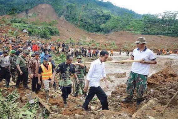 Air dan Lumpur Sulitkan Anjing Pelacak Cari Korban Longsoran - JPNN.COM