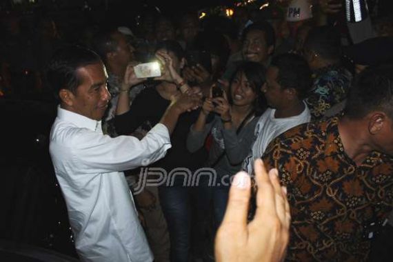 Blusukan di Tarakan, Jokowi 'Dihadiahi' Ciuman oleh Seorang Ibu - JPNN.COM