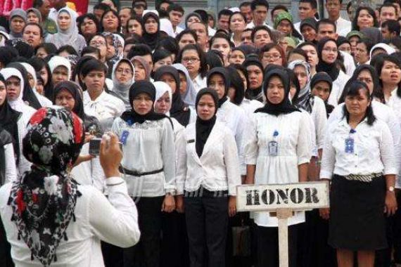 Sejumlah Honorer Menangis di Kantor Menteri Yuddy - JPNN.COM