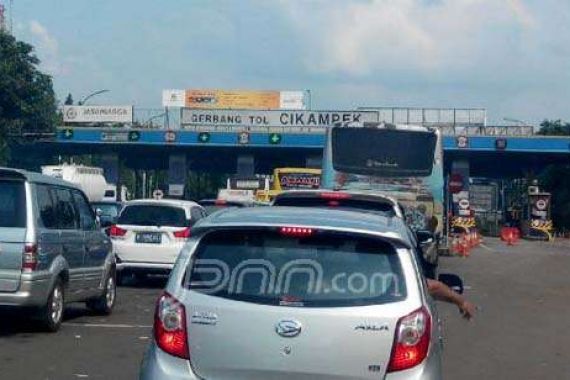 Antrean Padat, Dua Loket Gerbang Tol Cikampek Malah Tutup - JPNN.COM