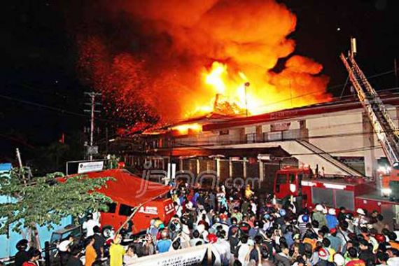 Pasar Klewer Solo Terbakar - JPNN.COM