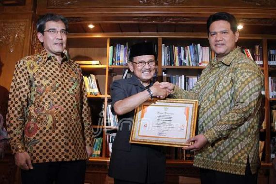KPU Antarkan Award ke Rumah Habibie - JPNN.COM
