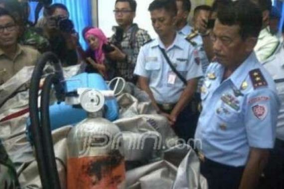 Ini Koper Penumpang AirAsia QZ8501 dan Tabung yang Ditemukan - JPNN.COM