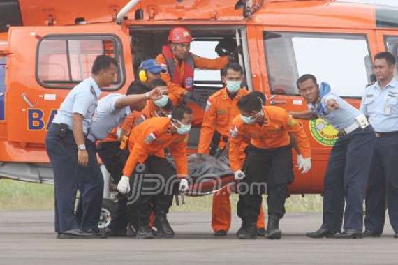 Penumpang Berkaos Gambar Singa itu Duduk di Seat 19A - JPNN.COM