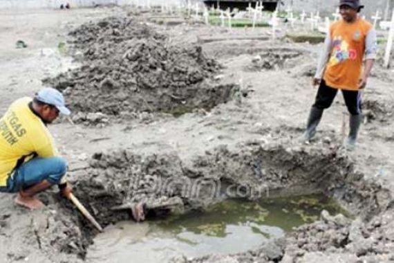 14 Makam di Keputih Buat Korban AirAsia Sudah Digali - JPNN.COM