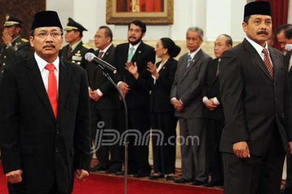 Bersumpah di Depan Jokowi, Palguna dan Suhartoyo Jadi Hakim Konstitusi - JPNN.COM