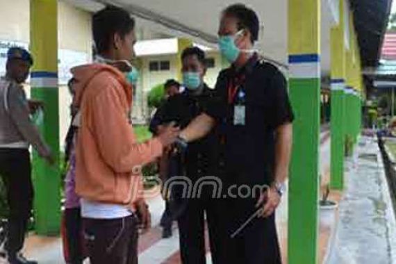 Aksi Pemuda Ini Bikin Heboh Evakuasi Jenazah Korban AirAsia di Rumah Sakit - JPNN.COM