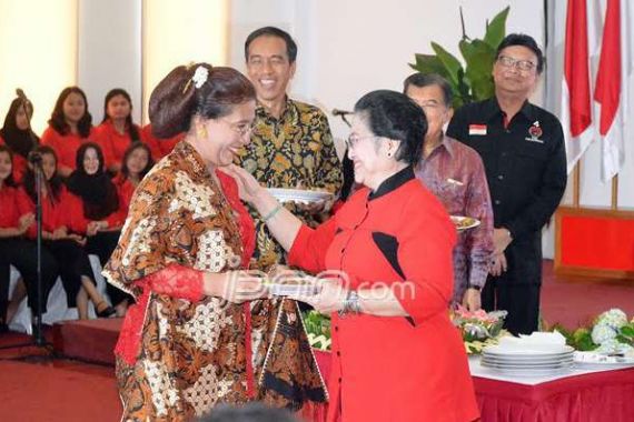 Mega Berikan Tumpeng Ultah PDIP ke Menteri Susi - JPNN.COM