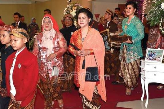 Ibu Negara Hadiri Pernikahan Ponakan - JPNN.COM