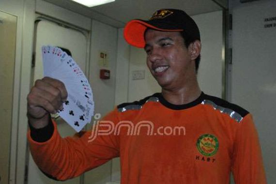 Sulap atau Futsal di Dek saat Tunggu Waktu Bertugas - JPNN.COM