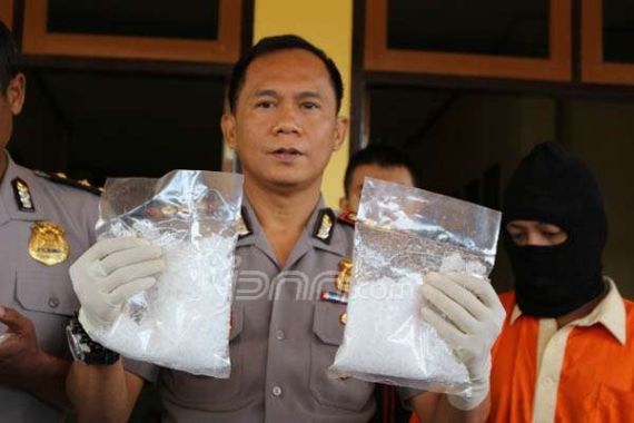 Dua Kurir Ditangkap, Sabu 3 Kg dari Malaysia Disita - JPNN.COM