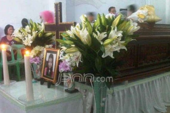 Jenazah Vera Chandra Tiba di Rumah Duka, Tercium Bau Wangi - JPNN.COM