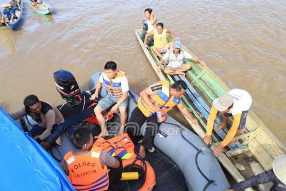 Ini Kesaksian Sang Bupati Melihat Korban Kapal Terbalik Panik - JPNN.COM