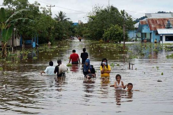 Mentarang Meluap, Banjir Rendam Malinau - JPNN.COM