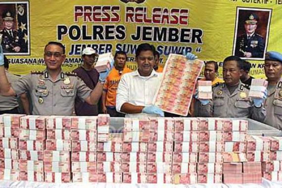 Dipecat dari Kepolisian, Eh...Malah Jadi Pengedar Upal Rp 12,2 Miliar - JPNN.COM