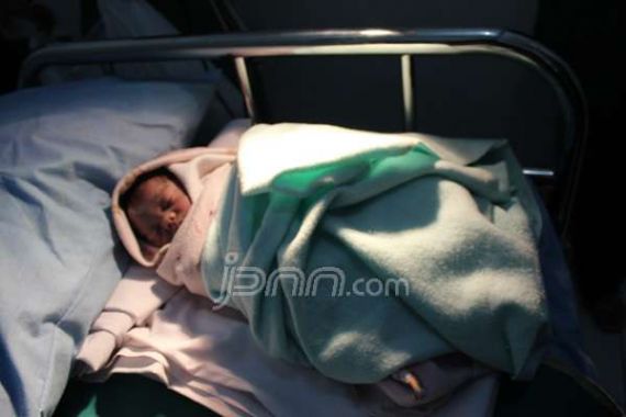 Kondisi Bayi yang Dibuang di Tong Sampah Makin Membaik - JPNN.COM