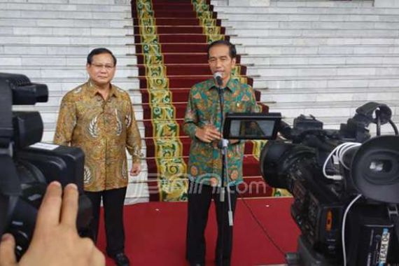 Penuh Senyum, Prabowo Kunjungi Jokowi di Istana Bogor - JPNN.COM