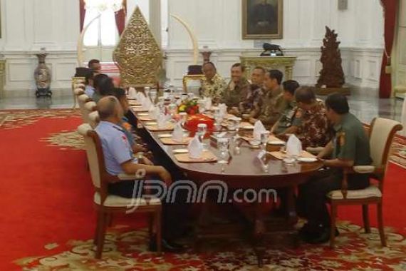 KPK-Polri Berseteru, Jokowi-TNI Makan Siang di Istana - JPNN.COM