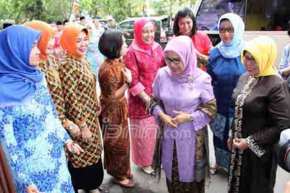 Kunjungi Batam, Mufidah Kalla Beli Lampu Hias dan Pakaian Etnik - JPNN.COM