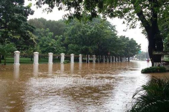 4 Koridor Transjakarta pun Lumpuh Dihadang Banjir - JPNN.COM