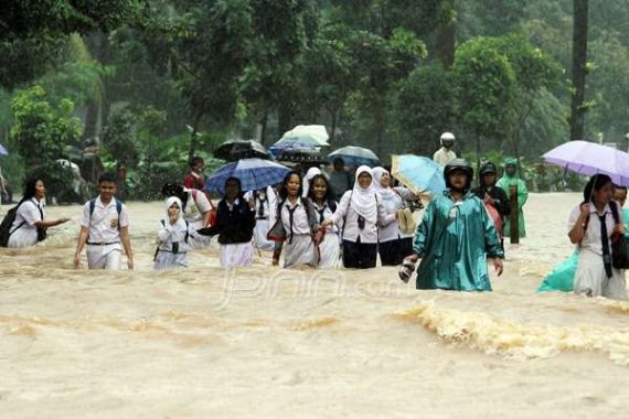 Sekolah Kebanjiran, Guru dan Siswa Disuruh Pulang - JPNN.COM