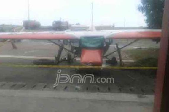 Pesawat Latih Jatuh dan Terbakar di Runway Hang Nadim - JPNN.COM