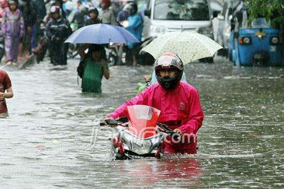 Banjir Belum Surut, PLN Padamkan 524 Gardu - JPNN.COM